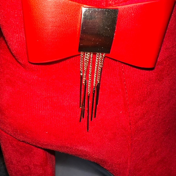 Red boots with bow and gold dangle chain - Picture 3 of 4